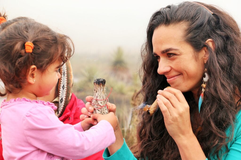 Alejandra con su hija sosteniendo copal — ceremonia